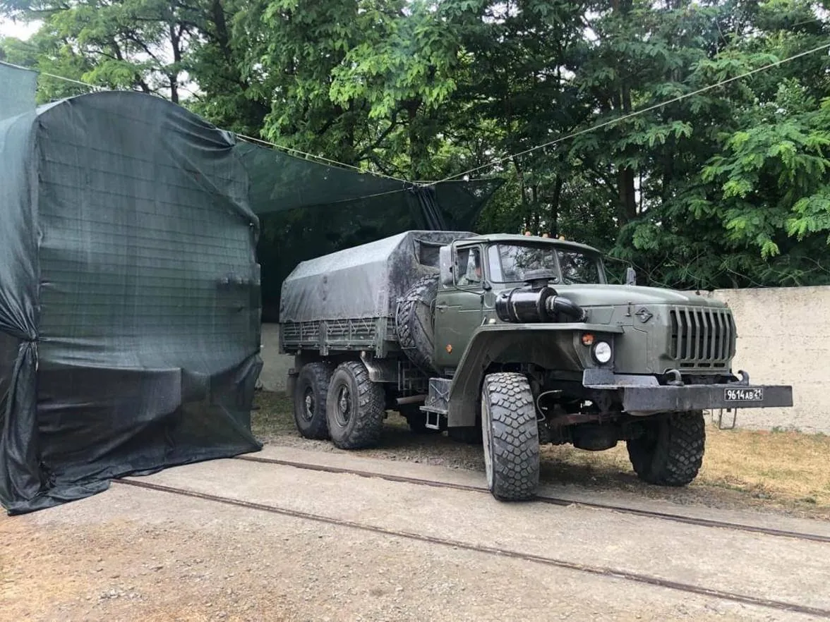 Ліквідованих російських солдатів звозять вантажівками.