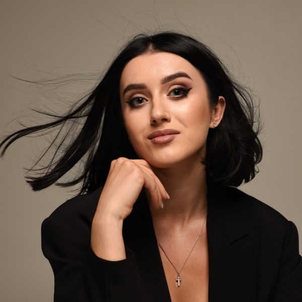 Виктория украинки в Польше, работа в Польше, трудоустройство в Польше, работа в Польше для украинцев, украинцы в Польше, работа для беженцев, работа в Польше легально, PESEL в Польше, как устроиться на работу в Польше, где искать работу в Польше dqxikeidqxitkant