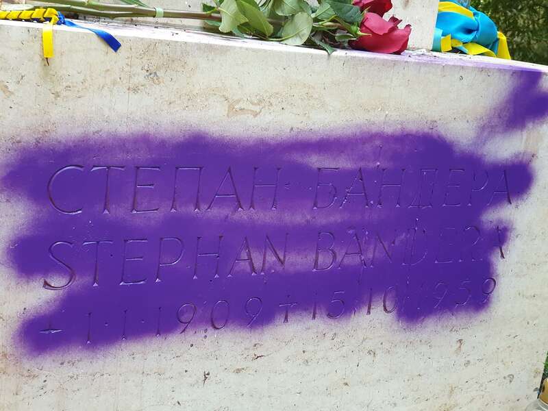 Вандали поглумилися над могилою Бандери у Мюнхені