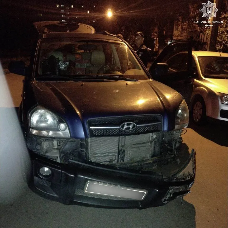 Легковик протаранив припаркований автомобіль. dqxikeidqxiqqeant