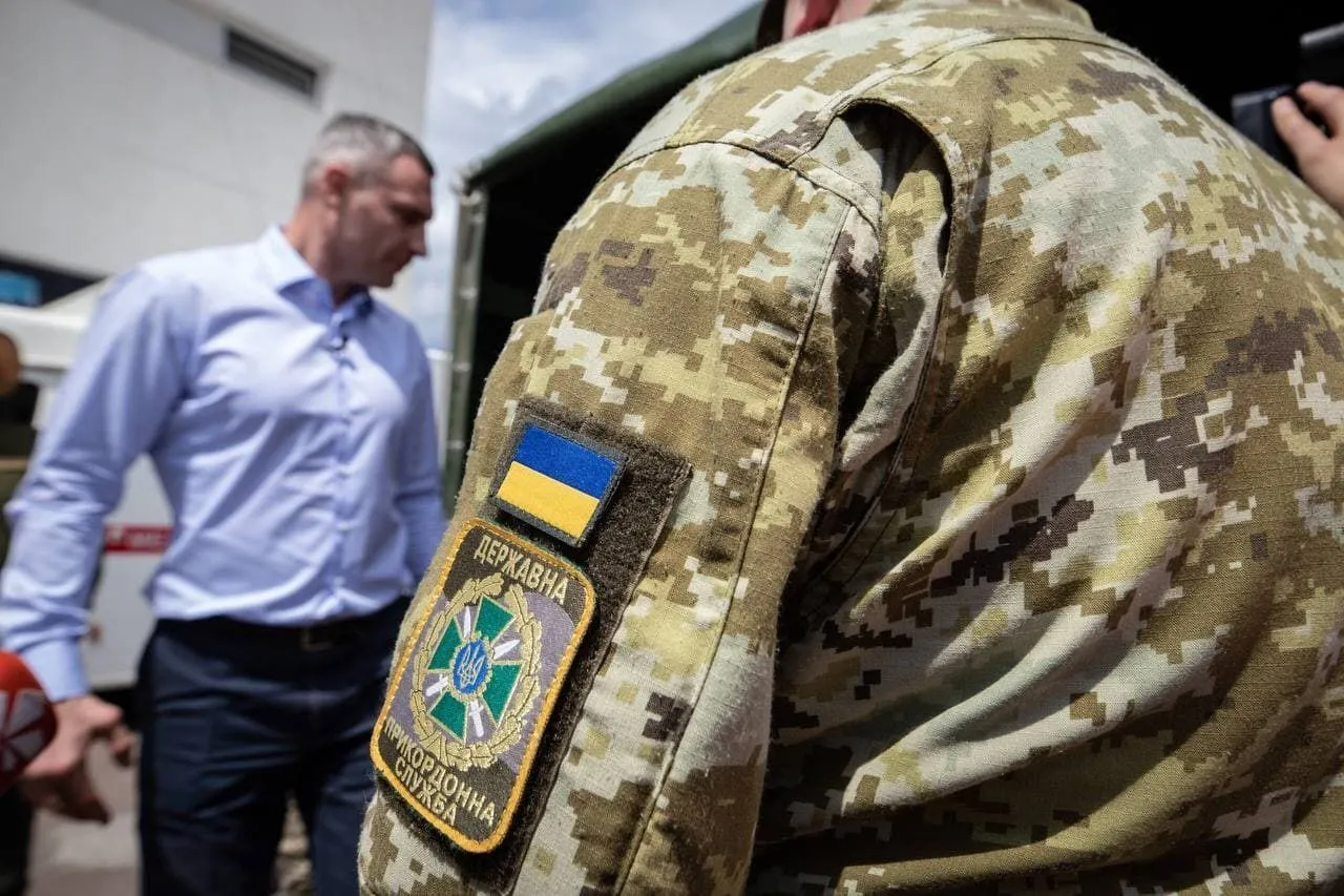 Перший прапор освятили у Софійському соборі перед тим, як його підняли. dqxikeidqxiqqeant