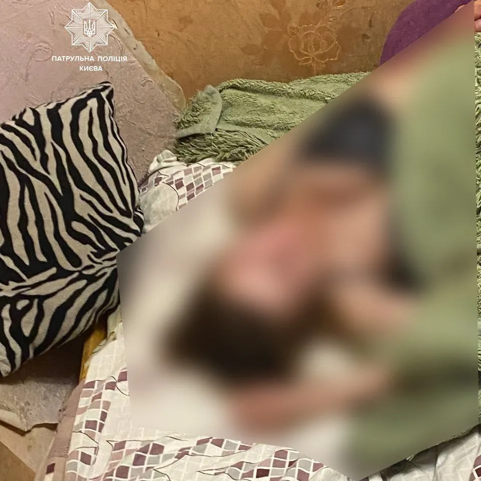 Женщина заснула прямо на своем ребенке. dqxikeidqxitkant