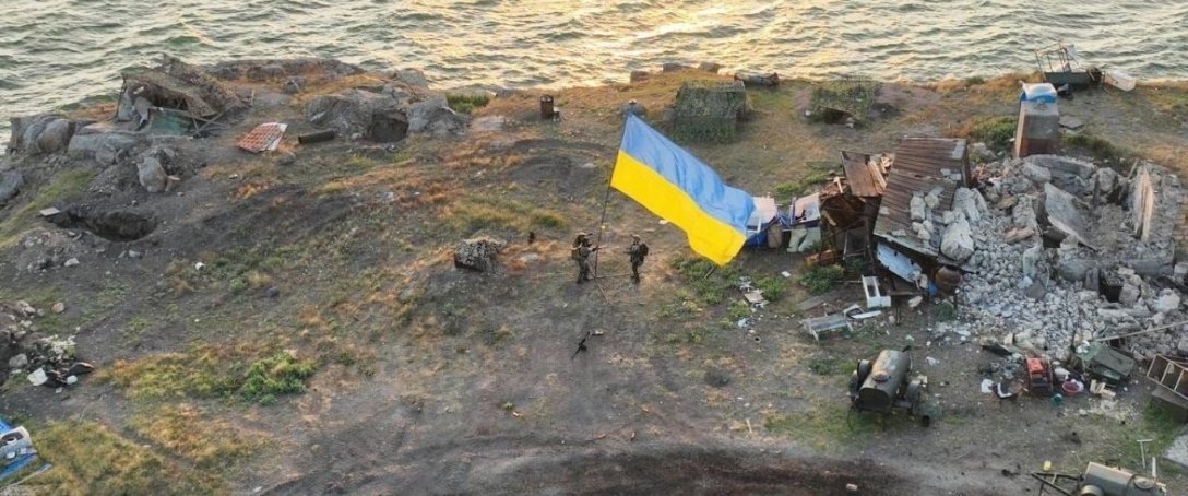 На Змеином уже установили украинский флаг dqxikeidqxitkant