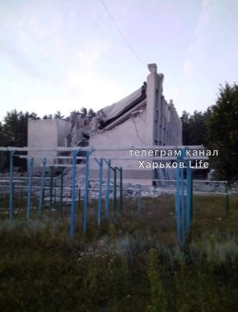 Зруйнована будівля школи