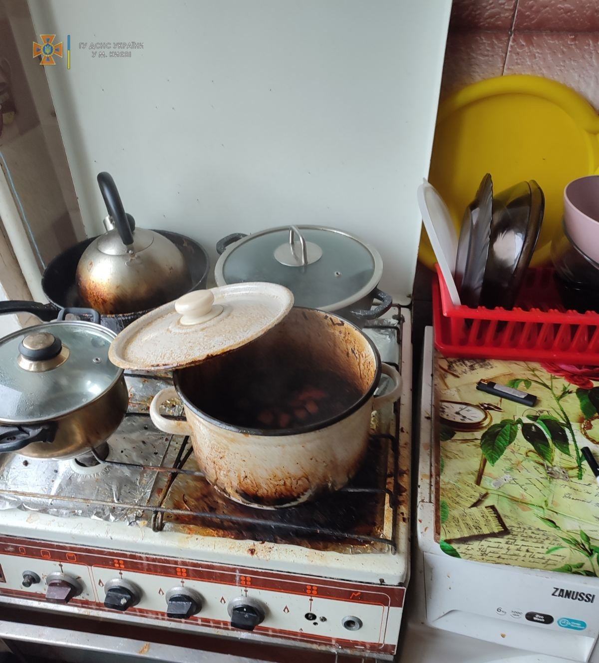 На увімкненій плиті залишили каструлю. dqxikeidqxitkant