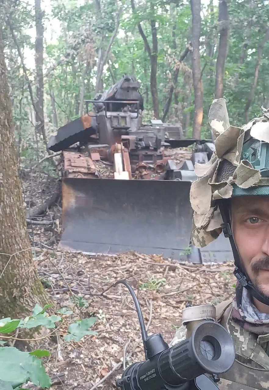 Техніку ворога перетворили на металобрухт. dqxikeidqxitkant