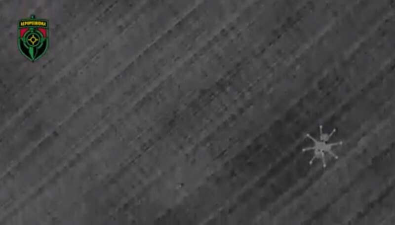 Він виявляє позиції та техніку росіян