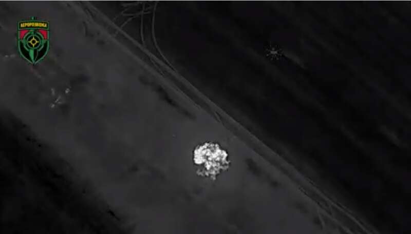 Після влучання скинутого дроном снаряду техніка вибухає