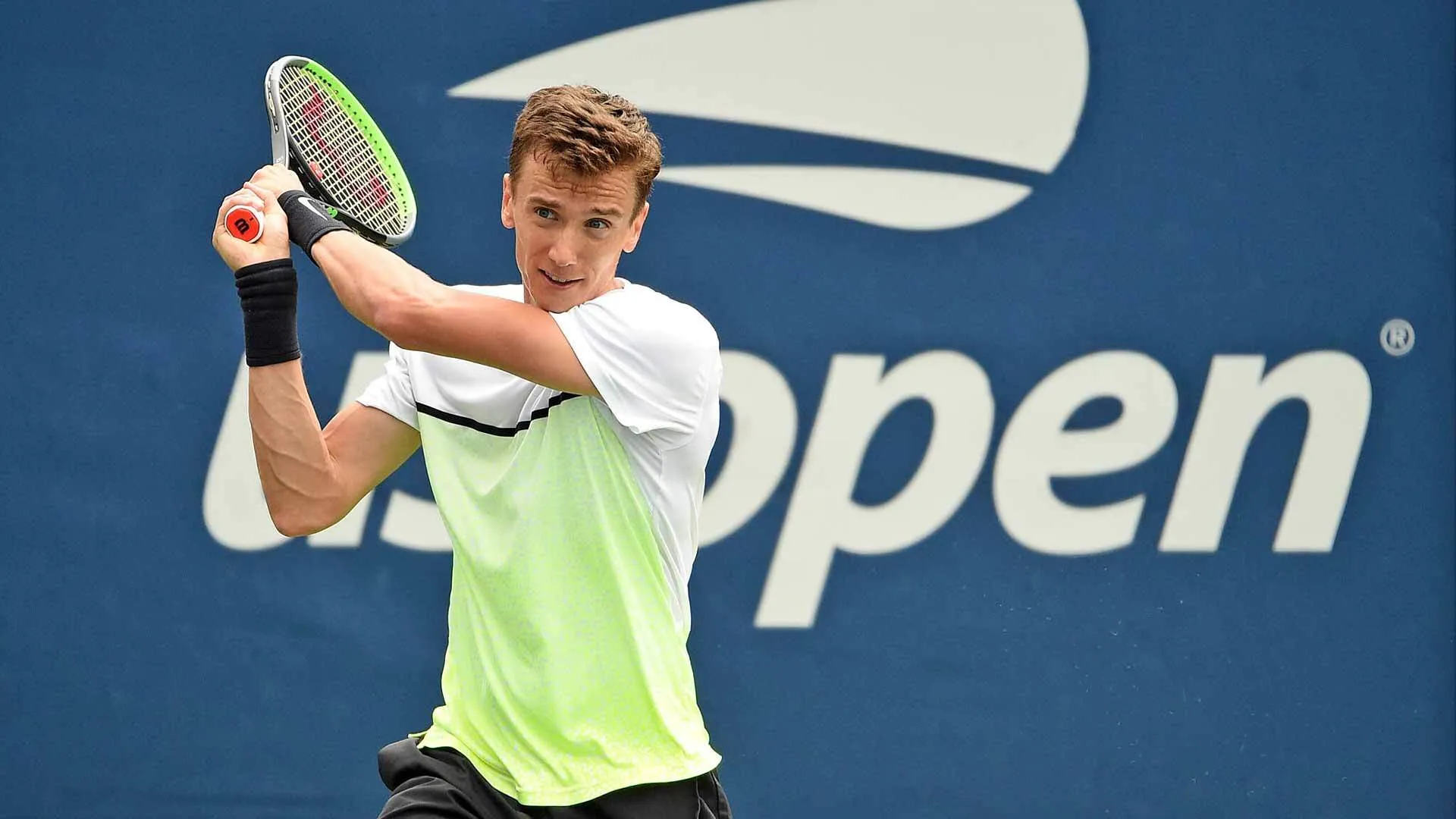 Український тенісист відмовився потиснути руку росіянину. Відео