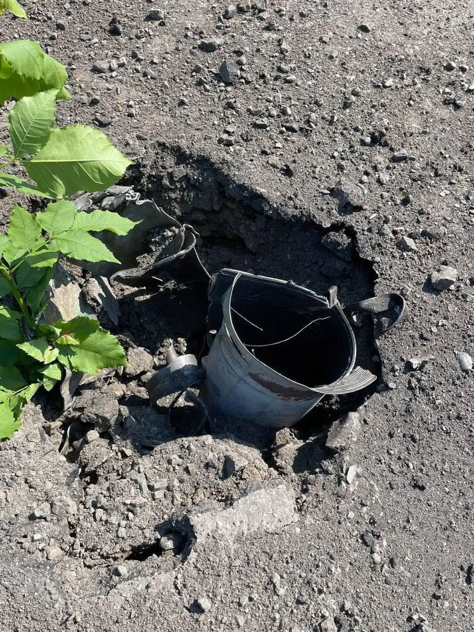 Российский снаряд, застрявший в асфальте