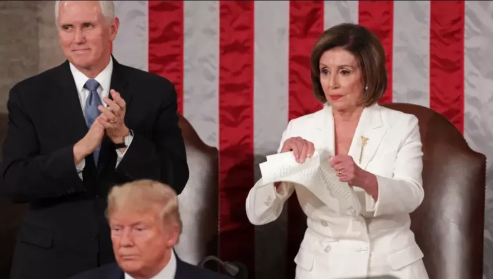 Пелоси рвет текст речи Трампа