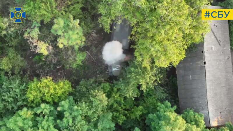 Захисники України нищать ворожу техніку та живу силу