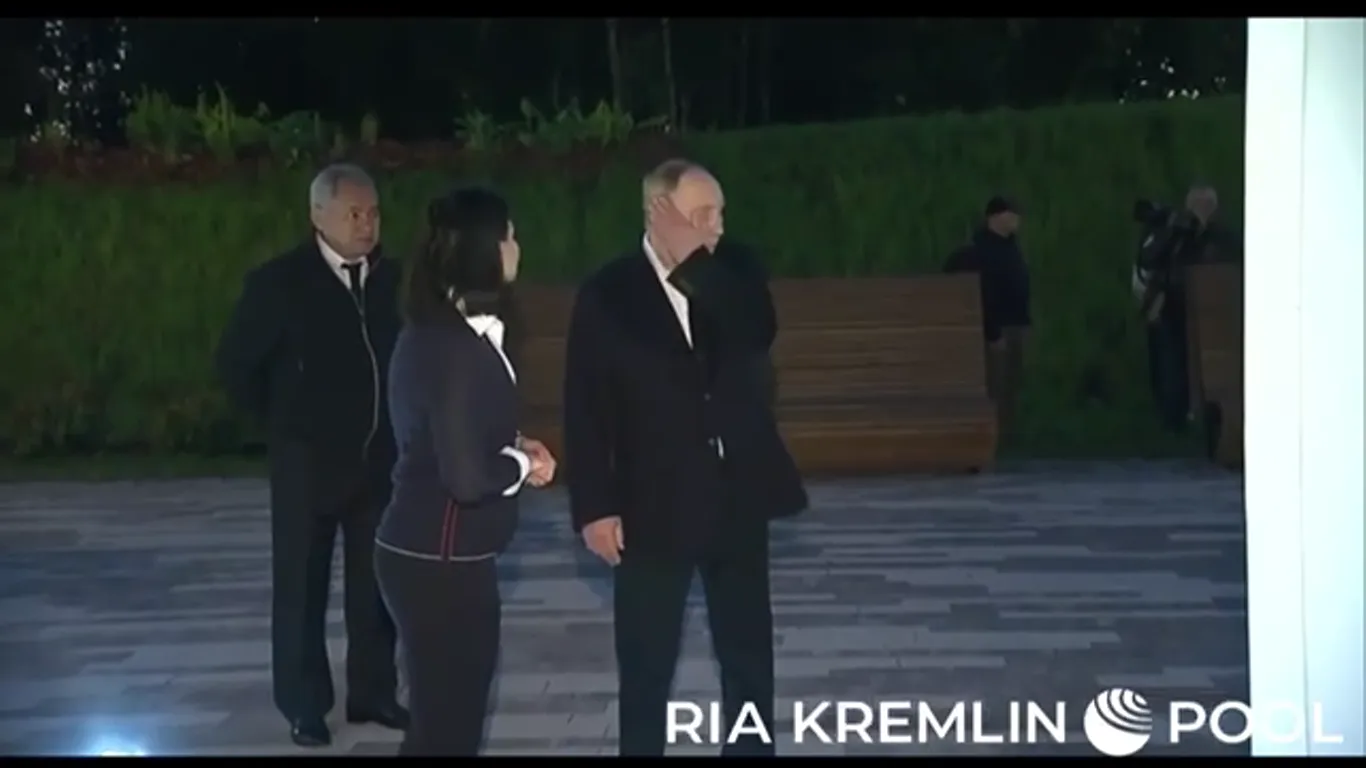 Путін відбивався від комарів однією рукою dqxikeidqxiqqeant