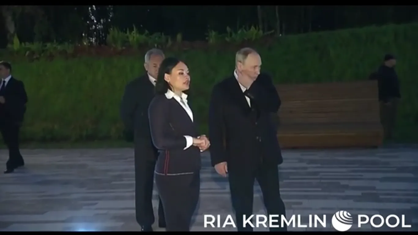 Путін відбивався від комарів однією рукою