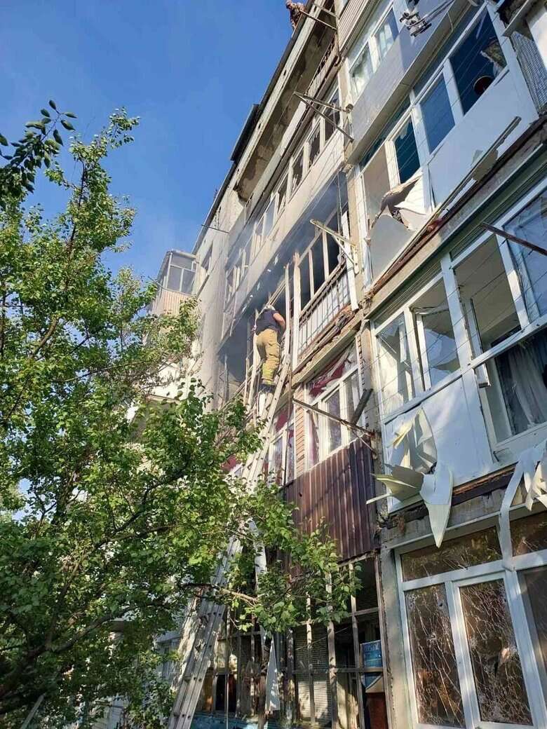 В результате вражеских обстрелов горела пятиэтажка в Бахмуте, - ГСЧС 01 dqxikeidqxiqqeant