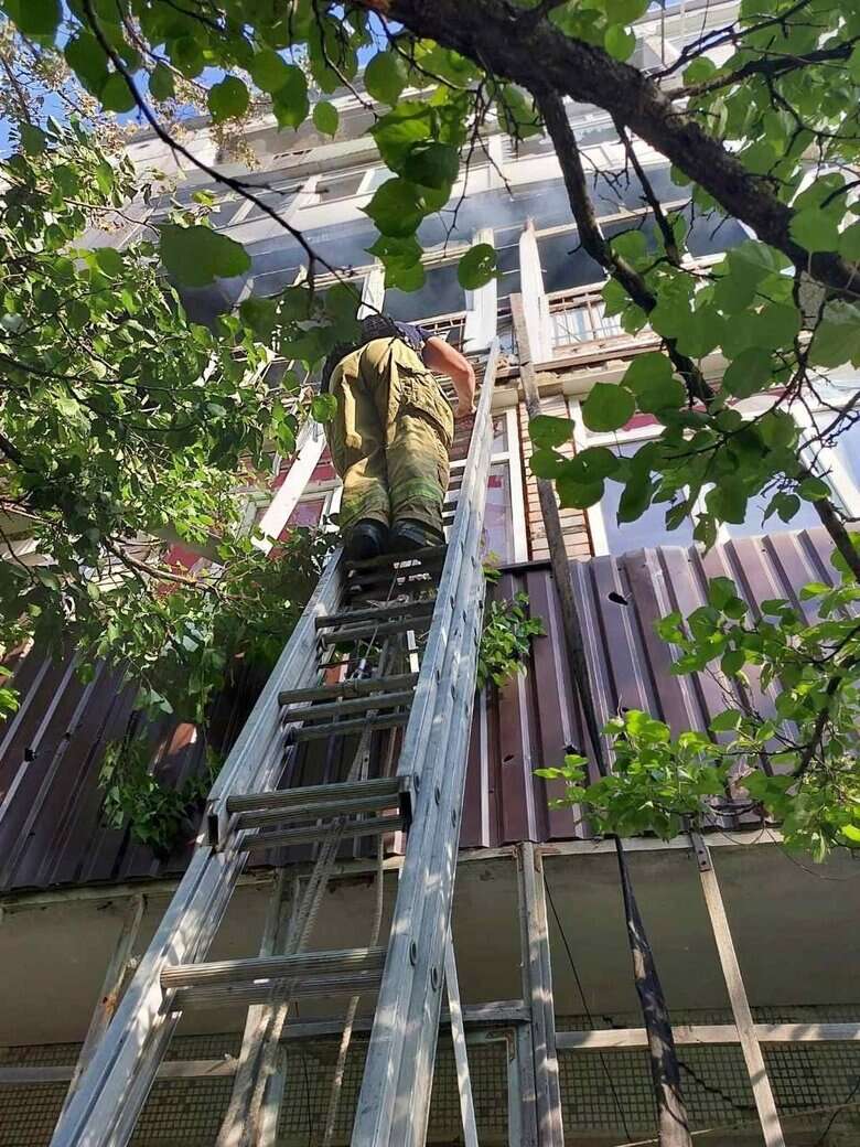 В результате вражеских обстрелов горела пятиэтажка в Бахмуте, - ГСЧС 02