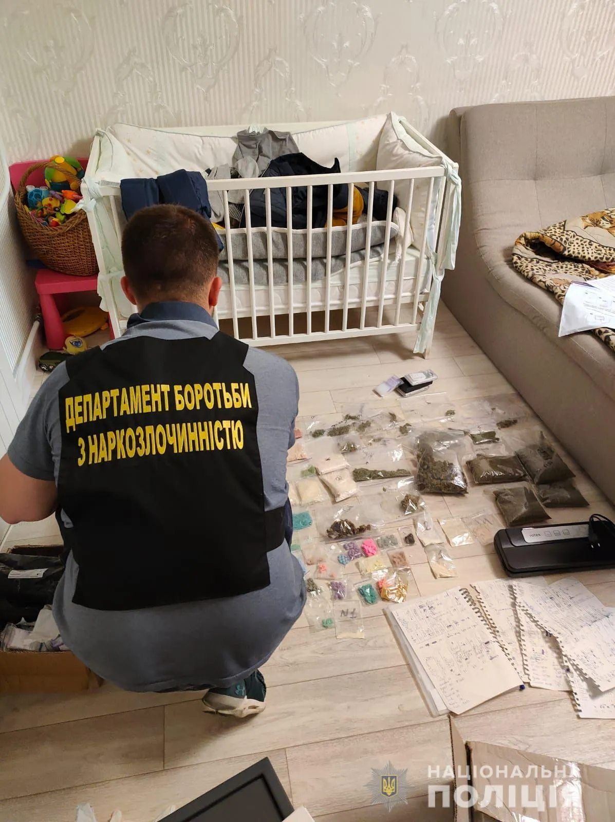 Вдома у зловмисників знайшли наркотики та психотропи.