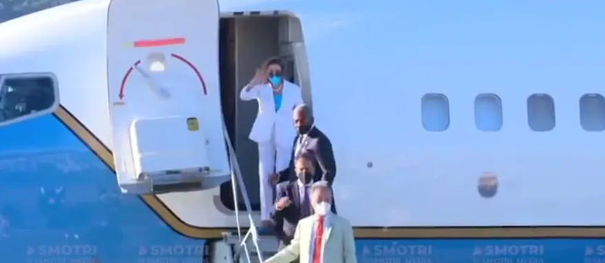 Пелоси села в самолет.