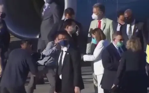 Пелосі залишає Тайвань. dqxikeidqxiqqeant