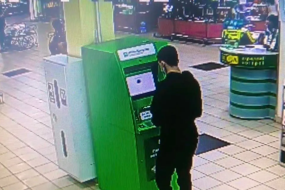 Зловмисники знімали гроші з карток громадян.