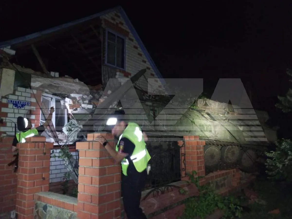 БМП застряла в доме россиян dqxikeidqxitkant