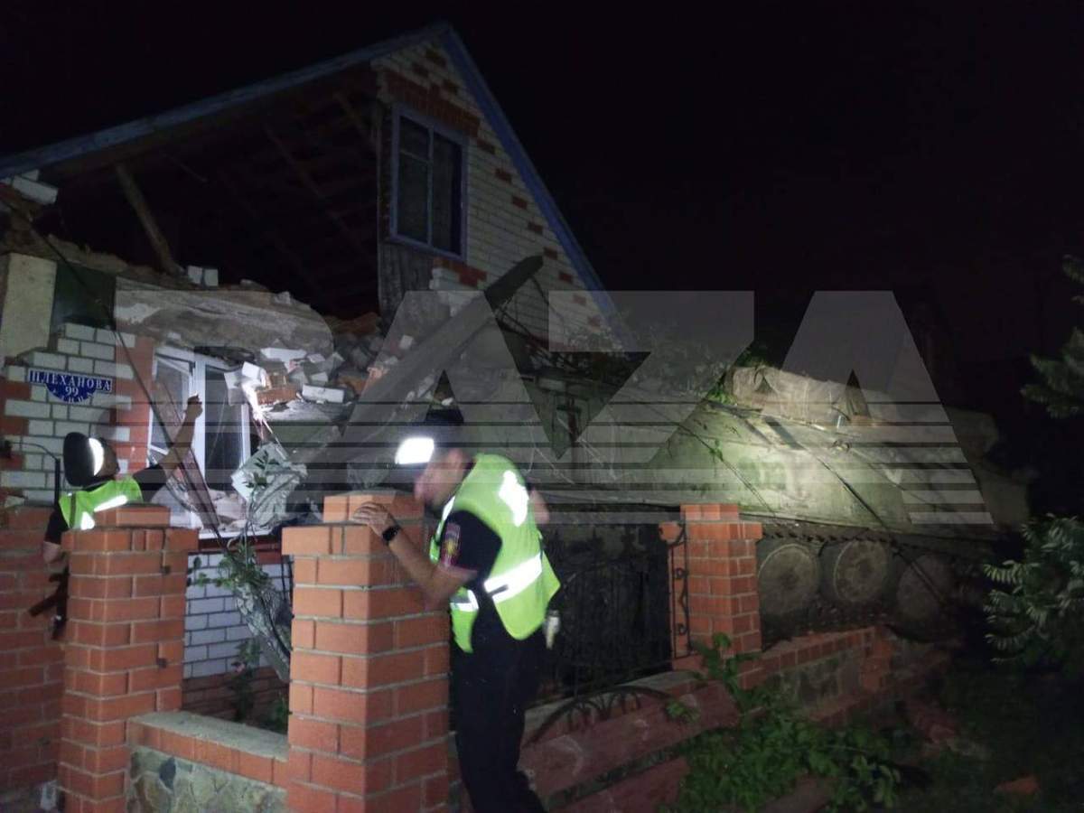 БМП застрягла у будинку росіян dqxikeidqxitkant