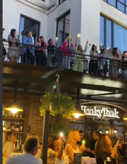 У центрі Мінська заспівали пісню на підтримку України. dqxikeidqxiqqeant