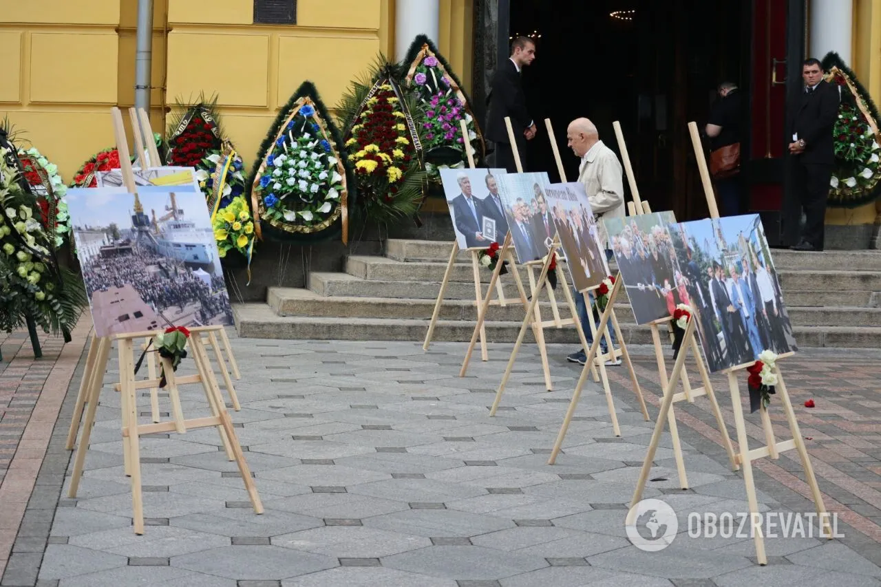 Вхід до Володимирського собору 5 серпня