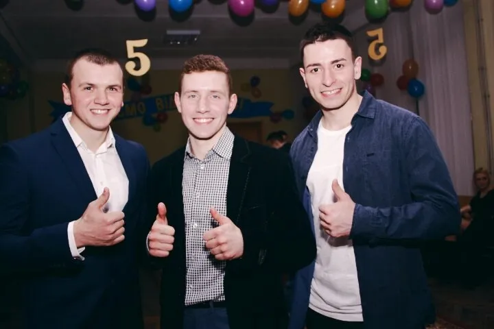 Євген (ліворуч) із відзнакою закінчив виш