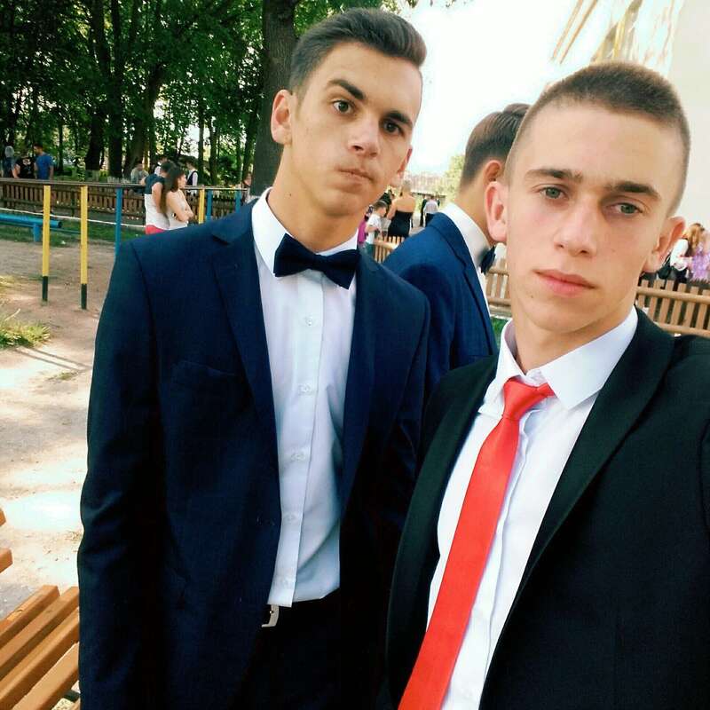 Назарій (праворуч) на випускному