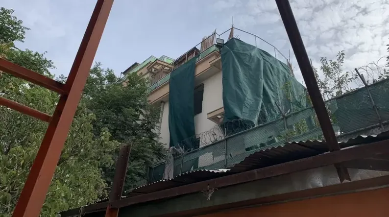 Ймовірне місце удару, балкон відтоді прикрили dqxikeidqxiqqeant