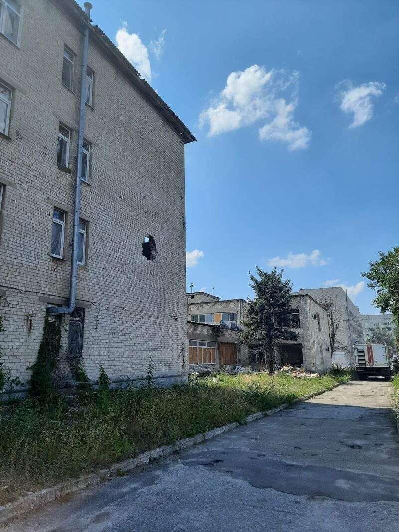 Наслідки ударів РФ по населених пунктах на межі Луганської і Донецької областей