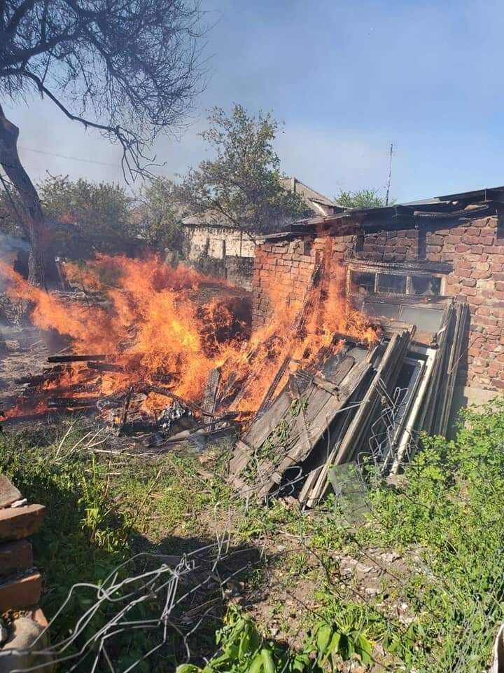 Наслідки ударів РФ по населених пунктах на межі Луганської і Донецької областей