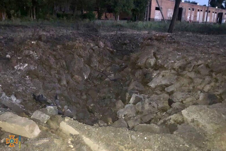 Окупанти ракетними ударами знищили агрокомпанію у Нікопольському районі 03