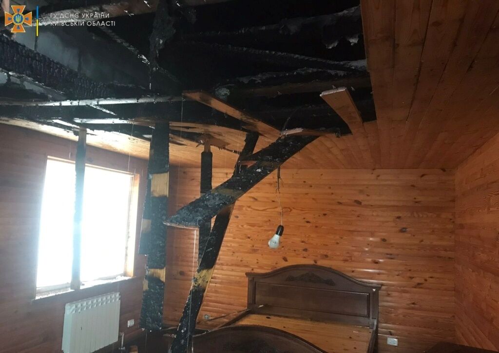 Попередньо в дах будинку влучила блискавка.