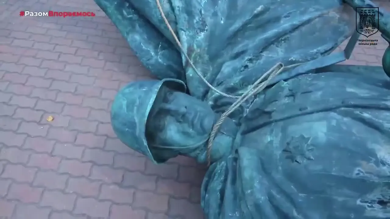 Сам памятник уничтожать никто не собирается