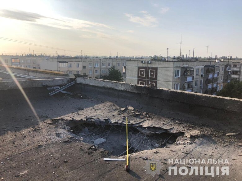 Последствия обстрела Никополя: враг избивал со стороны Энергодара 03