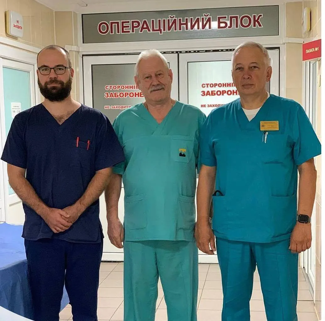 Ровенские хирурги, спасшие жизнь 15-летнему юноше dqxikeidqxiqqeant