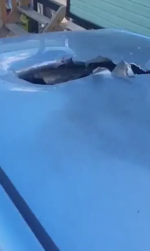 Снаряд пробив машину. dqxikeidqxitkant