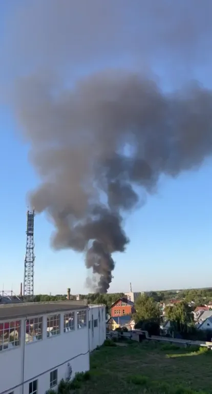 У небо здійнялися клуби диму