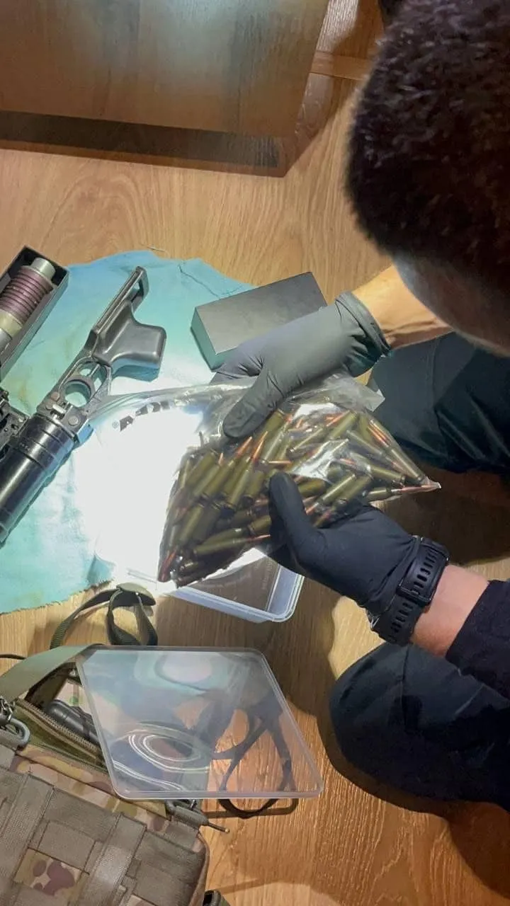 На Київщині у чоловіка знайшли гранатомет, боєприпаси та наркотики. Фото