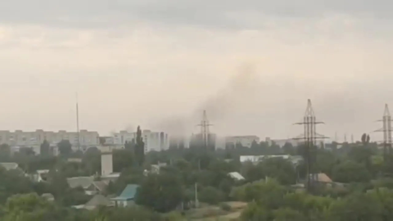 Дим над базою загарбників в окупованому Токмаку dqxikeidqxiqqeant