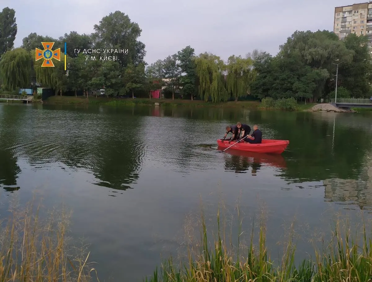 В Киеве на озере Радужном утонул мужчина: тело доставали спасатели dqxikeidqxiqxxant