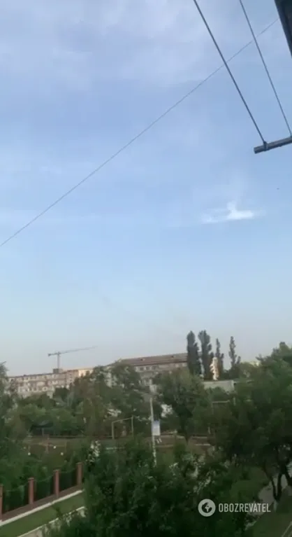 Рівний слід у небі від ракети dqxikeidqxitkant