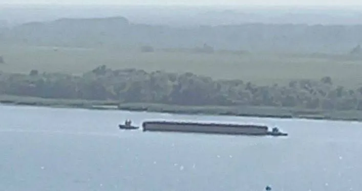 Окупанти стягують до Антонівського мосту баржі dqxikeidqxiqqeant