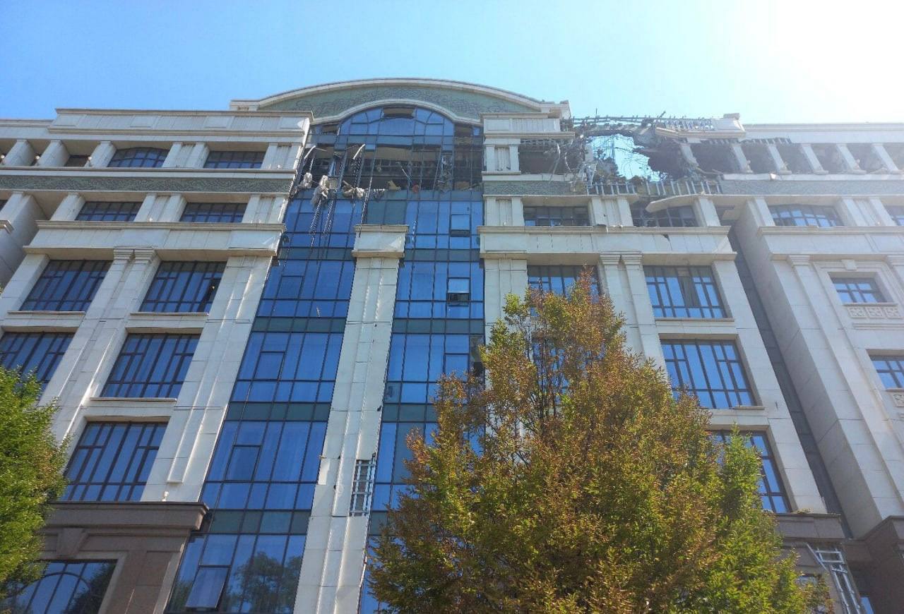 Пошкоджено фасад будівлі.