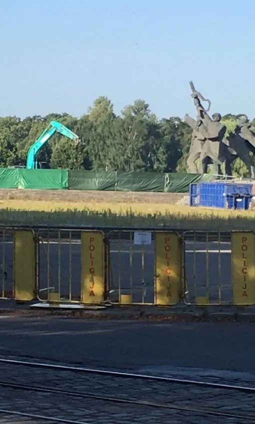 У Ризі почали зносити радянський пам’ятник