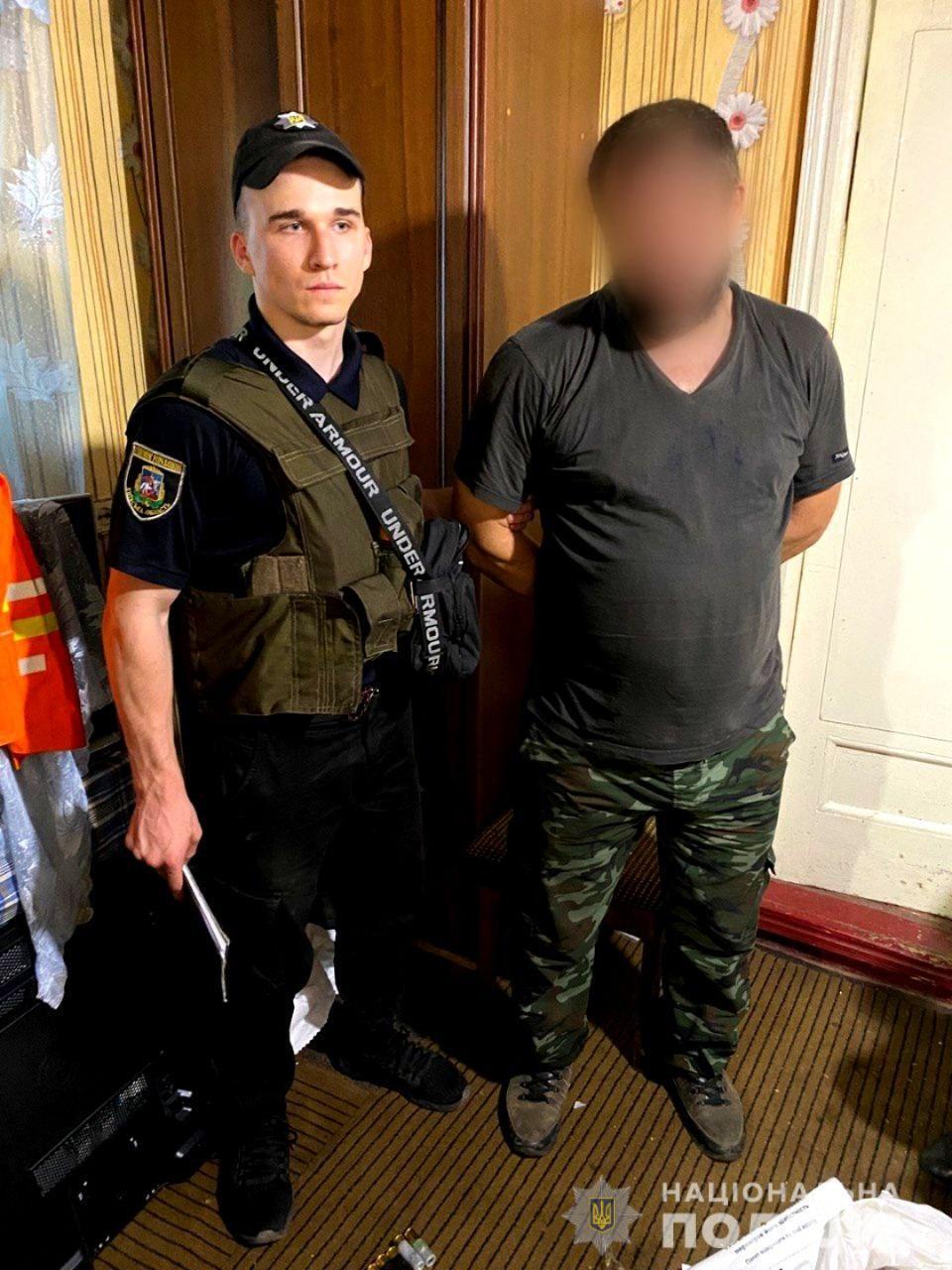 На Київщині у чоловіка вилучили арсенал зброї, вибухівку та канабіс. Фото і відео