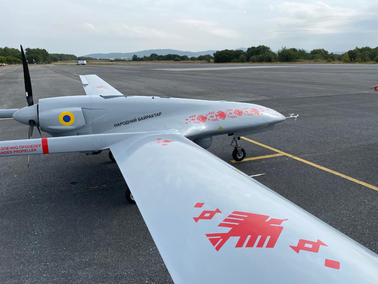 Притула показал, как выглядят Народные Байрактары. Беспилотники "зашили" в вышиванку dqxikeidqxiqqeant