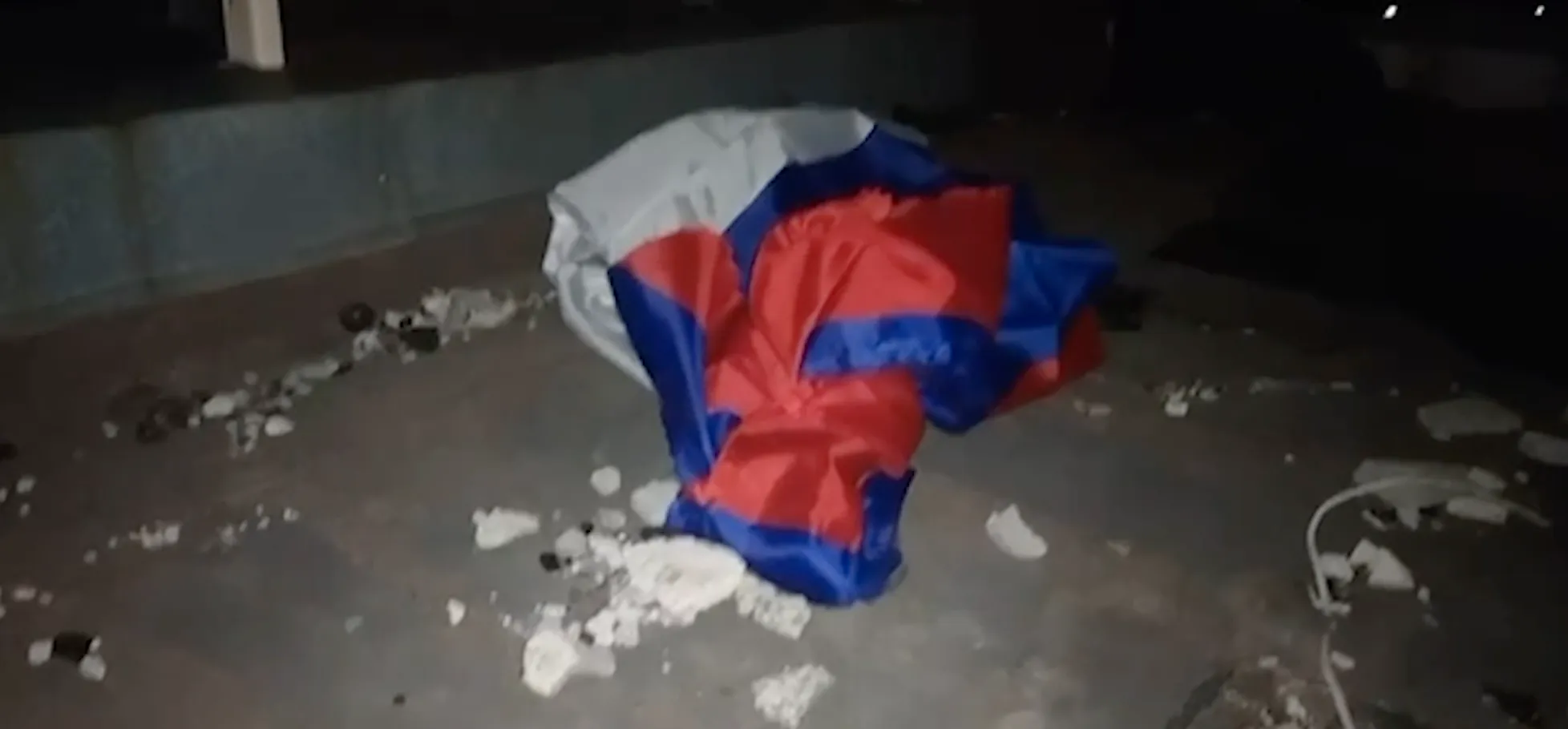 Флаг кафиров бросили на землю.